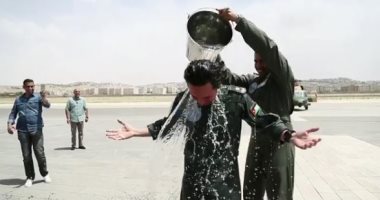 فيديو.. ضباط أردنيون يسكبون الماء على ولى عهد الأردن احتفالا بأول رحلة طيران له