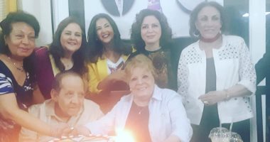 جورج سيدهم يحتفل بعيد ميلاده بحضور نادية لطفى ولبنى عبد العزيز