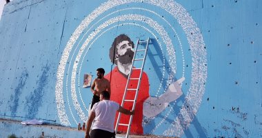 صور.. شاب لبنانى يرسم جرافيتى لـ"محمد صلاح" على جدارية ببلدة برجا اللبنانية