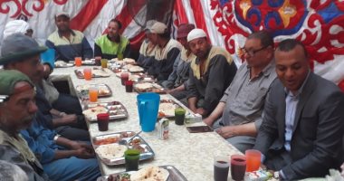 صور.. النائب عمرو أبو اليزيد ينظم حفل إفطار لـ100 عامل نظافة ببولاق الدكرور