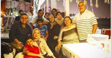 ميدو ينشر مجموعة صور مع عائلته فى سحور على النيل