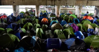 إجلاء مئات المهاجرين غير الشرعيين من مخيم مؤقت فى فرنسا