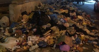 شكوى من تراكم القمامة أمام محطة ترام السيوف بالإسكندرية