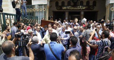 صور.. وصول جثمان سمراء النيل مديحة يسرى إلى مسجد السيدة نفيسة