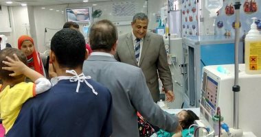 نائب محافظ القاهرة يتفقد مستشفى أبو الريش ويوزع الهدايا على الأطفال