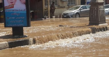 صور .. انكسار ماسورة المياه الرئيسية وسط مدينة الأقصر
