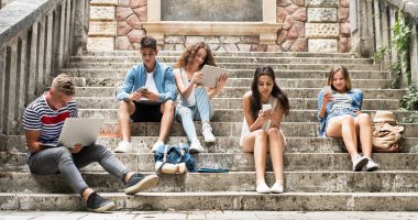 دراسة: المراهقون يتخلون عن فيس بوك لصالح يوتيوب وانستجرام