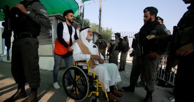 فلسطينيون يعبرون الحواجز الإسرائيلية لأداء صلاة الجمعة بالمسجد الأقصى.. صور