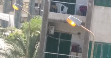 قارئة ترصد إضاءة أعمدة الكهرباء ليلا ونهارا فى منطقة سموحة بالإسكندرية