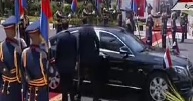 الرئيس السيسي يستعرض حرس الشرف بمقر البرلمان قبل أداء اليمين