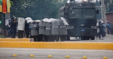 صور.. اشتباكات عنيفة بين شرطة هندوراس ومحتجين على ارتفاع أسعار الوقود