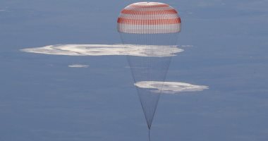 صور.. كبسولة الفضاء الروسية "سويوز" تهبط فى سهول كازاخستان