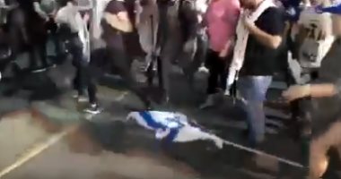 إسرائيل تفتح تحقيقا حول وضع متظاهرين إسرائيليين علم تل أبيب تحت أقدامهم