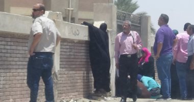 صور وفيديو.. طلاب المنيا يشكون من العقاد وأمهات السويس يطمئنون على أبنائهم من خلف الأسوار 
