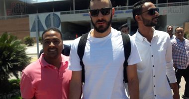 فيديو وصور.. وصول كريم بنزيما لاعب ريال مدريد الإسبانى لمطار الغردقة