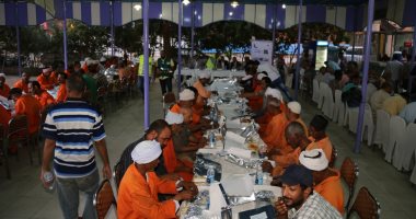 محافظ قنا يشارك فى حفل الإفطار الجماعى لعمال النظافة