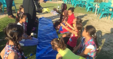 القوات المسلحة توزع هدايا على أطفال يحتفلون برمضان على شاطئ العريش