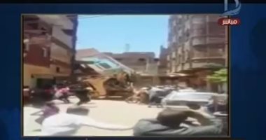 وائل الإبراشى يعرض فيديو انهيار منزل على منزلين أمامه بالمنيا