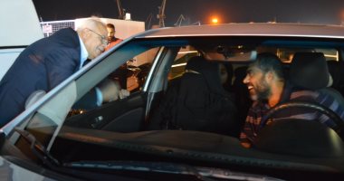 صور.. محافظ بورسعيد يلتقى المواطنين أثناء استقلالهم المعدية