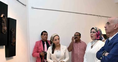  صور .. رئيس قطاع الفنون التشكيلية يفتتح "بدون إطار"لـ أسماء على بقاعة نهضة مصر