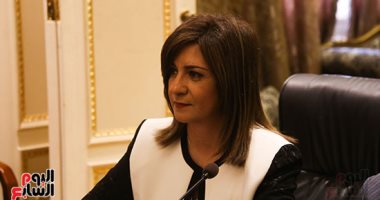 وزيرة الهجرة تقدم العزاء لأسر 6 مواطنين مصريين لقوا حتفهم فى حادث بالكويت