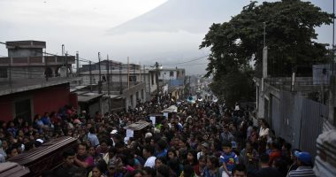 صور.. أهالى جواتيمالا يشيعون ضحايا بركان فويجو بالورود