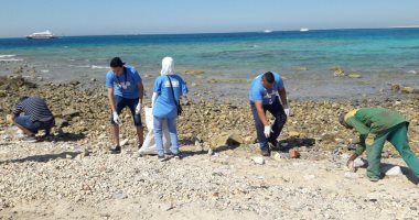 صور.. انطلاق مبادرة مؤسسة شباب بتحب بمصر لتنظيف شواطئ الغردقة من المخلفات