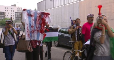 بقميص الدماء.. حشد فلسطينى أمام مقر تدريبات الأرجنتين لمنع ودية إسرائيل