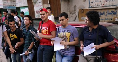 طلاب ثانوية عامة للأمن الإدارى: "إحنا مش حرامية علشان تفتشونا" - صور