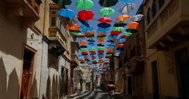 صور.. شوارع Zabbar تتزين بالمظلات الملونة استعدادًا لمهرجان موسيقى