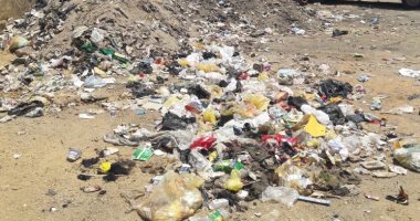 القمامة تحاصر مشروع النظافة ببركة الدماس فى أسوان