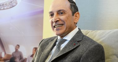 رئيس الخطوط القطرية يعتذر عن تعليقات عنصرية بعد موجة غضب على السوشيال ميديا