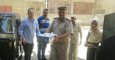 صور.. الشرطة تواصل توزيع كراتين رمضان على المواطنين بالمراغة فى سوهاج