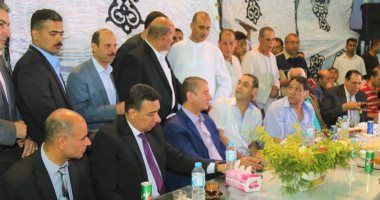 بالفيديو والصور.. محافظ كفرالشيخ يتناول الإفطار مع أهالى الضبعة بالرياض