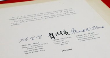 صورة أول اتفاقية هدنة بين واشنطن وبيونج يانج بتوقيع مؤسس كوريا الشمالية