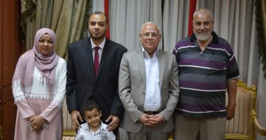 محافظ بورسعيد يكرم شاب كفيف لحصوله على درجة الماجستير من كلية التربية