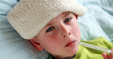 كيف تتخلصين من ارتفاع درجة حرارة طفلك بدون مضادات حيوية؟