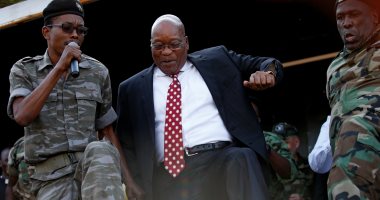 صور.. رئيس جنوب أفريقيا السابق يرقص مع أنصاره بعد تأجيل قرار محاكمته
