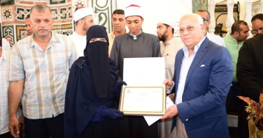 صور.. محافظ بورسعيد يكرم الفائزين بمسابقة حفظة القرآن الكريم