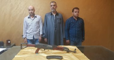 القبض على 3 عاطلين أثناء محاولاتهم بيع بندقية آلى وذخيرة بعين شمس