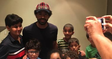 محمد صلاح يلتقط صوراً تذكارية مع عدد من الأطفال بمقر إقامته بالإسكندرية
