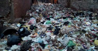 القمامة تحاصر الوحدة الصحية بمنطقة الورش بالزقازيق