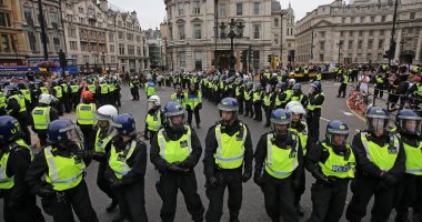 صور.. اشتباكات عنيفة بين الشرطة البريطانية ويمينيون متطرفون وسط لندن