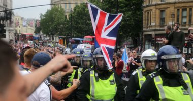 اشتباكات عنيفة بين الشرطة البريطانية ويمينيون متطرفون وسط لندن