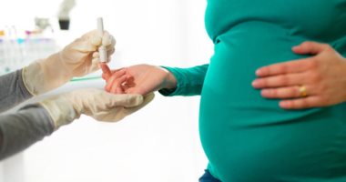 هل هناك علاقة بين خلل الغدة الدرقية والإصابة بسكر الحمل؟.. دراسة علمية تجيب