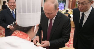 فيديو .. الرئيس الروسى يتناول إحدى المأكولات الشعبية فى الصين