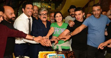 أبطال "عزمى وأشجان" يحتفلون بانتهاء تصوير مشاهد المسلسل بأحد فنادق مصر الجديدة