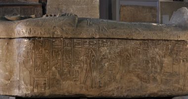 تفكك أجزاء من ترميم قديم بتابوت حجرى بالمتحف المصرى بالتحرير