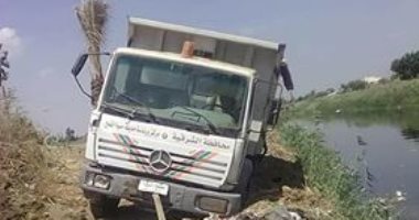 قارئ يرصد سيارات مجلس مدينة منيا القمح تلقى المخلفات بالترعة فى الشرقية