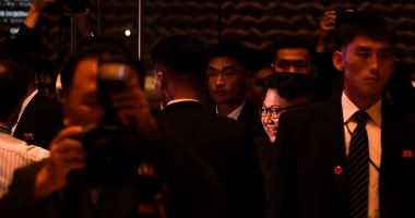 صور.. زعيم كوريا الشمالية يقوم بنزهة ليلية فى سنغافورة قبل قمته مع ترامب